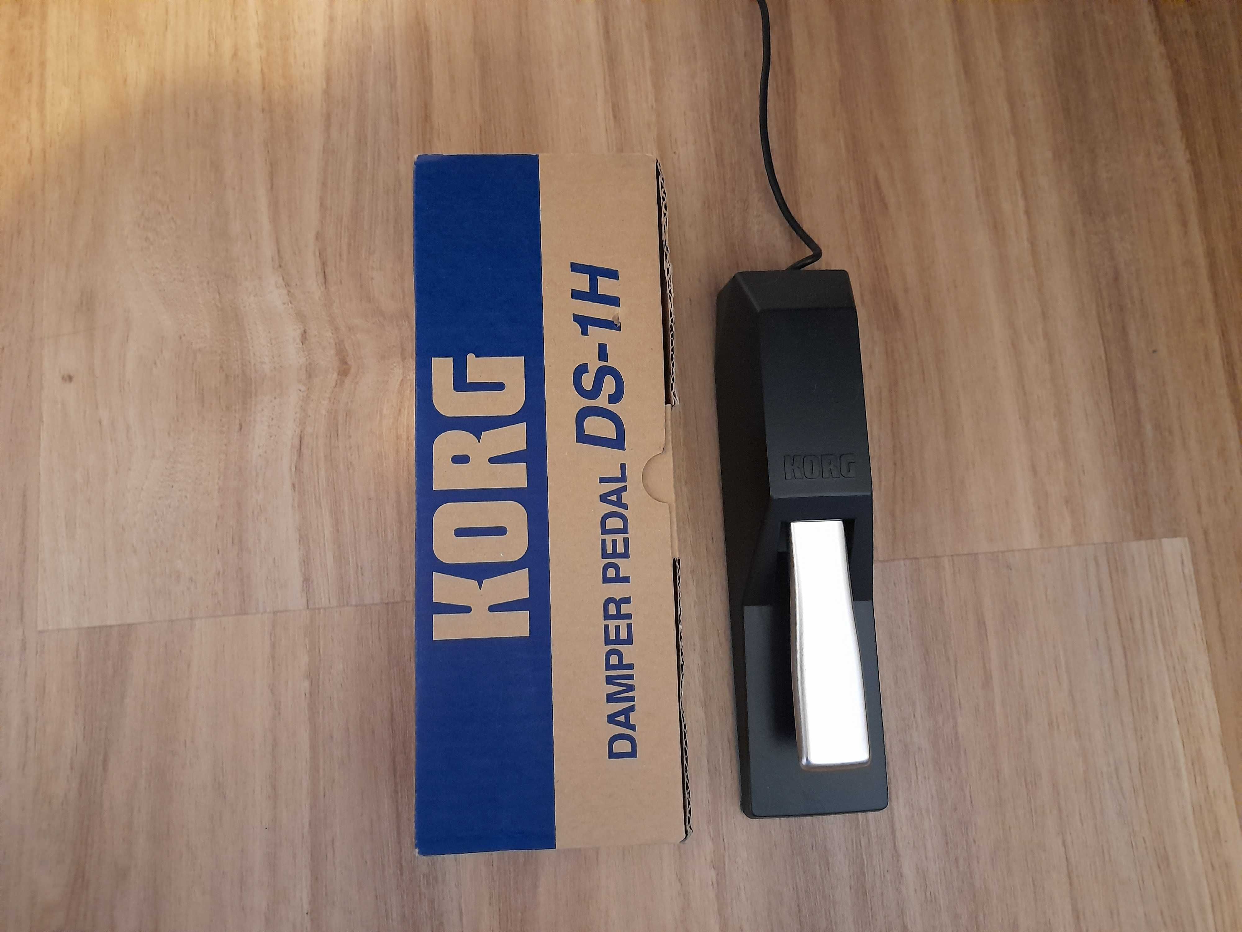 Piano digital Korg Stage SP-200 com suporte em madeira e extras