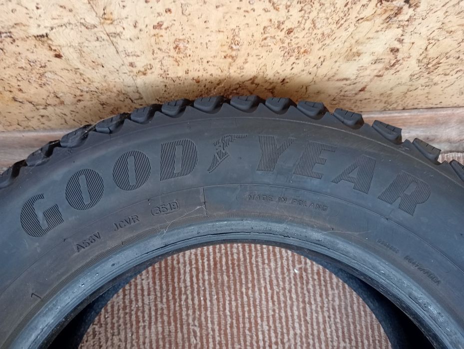 Зимові шини 215/65 R16 98T Good Year ULTRAGRIP ICE ARCTIC