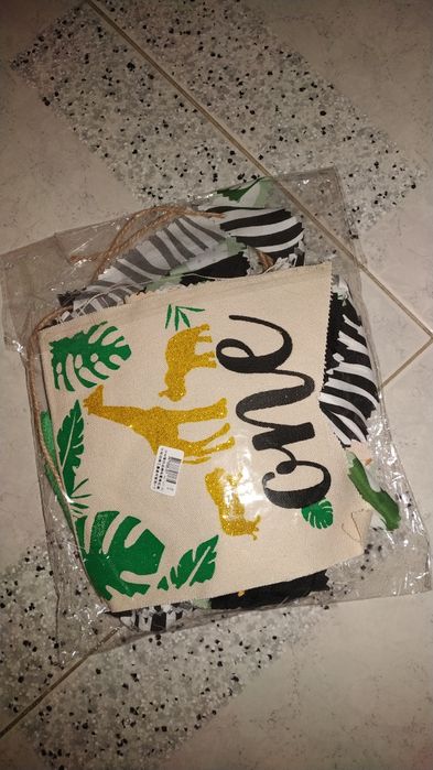 Vendo Grinalda e coroa de menino, tema animais da selva, para 1ano
