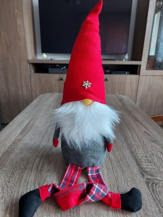 Mikołajek, krasnal, skrzat z wiszącymi nogami