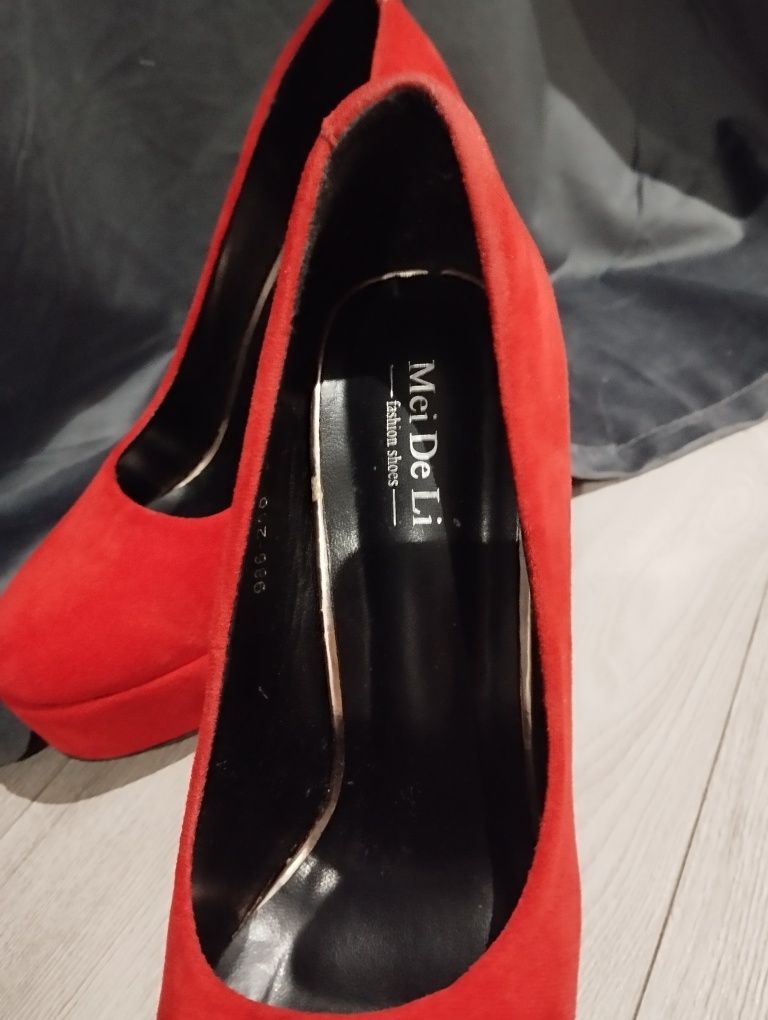 buty na wysokim obcasie