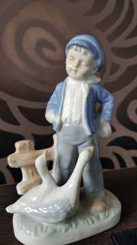 Chlopiec z gąskami figurka z porcelany