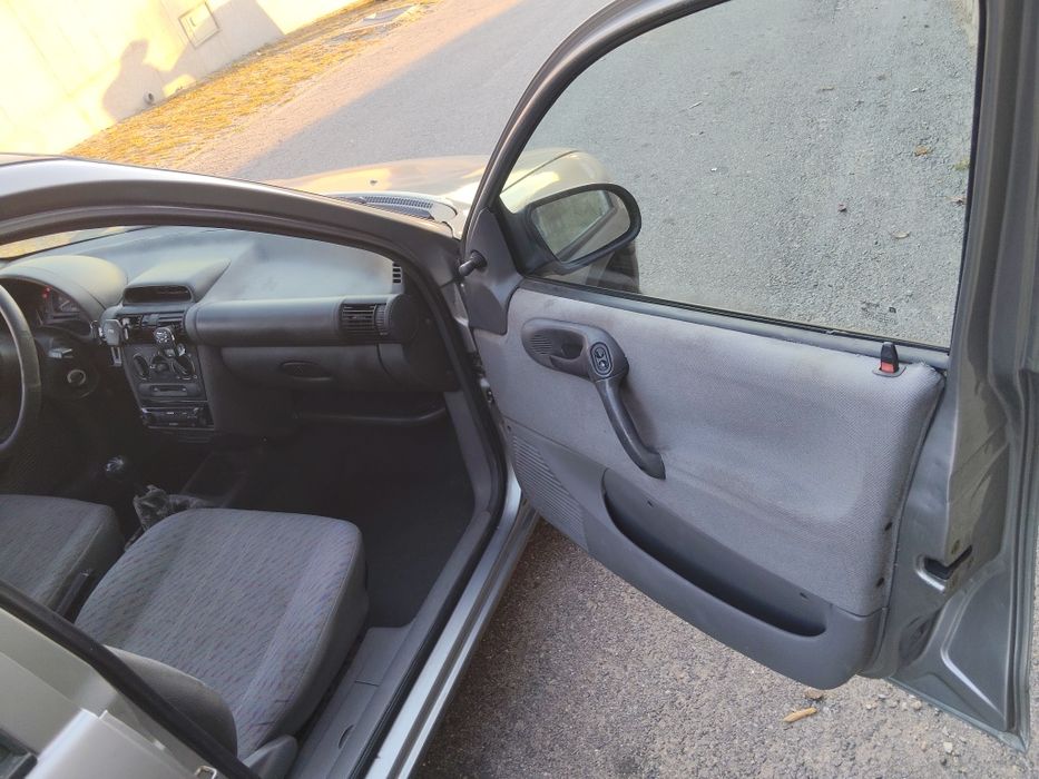 Opel corsa a gasolina muito bom estado revisão feita