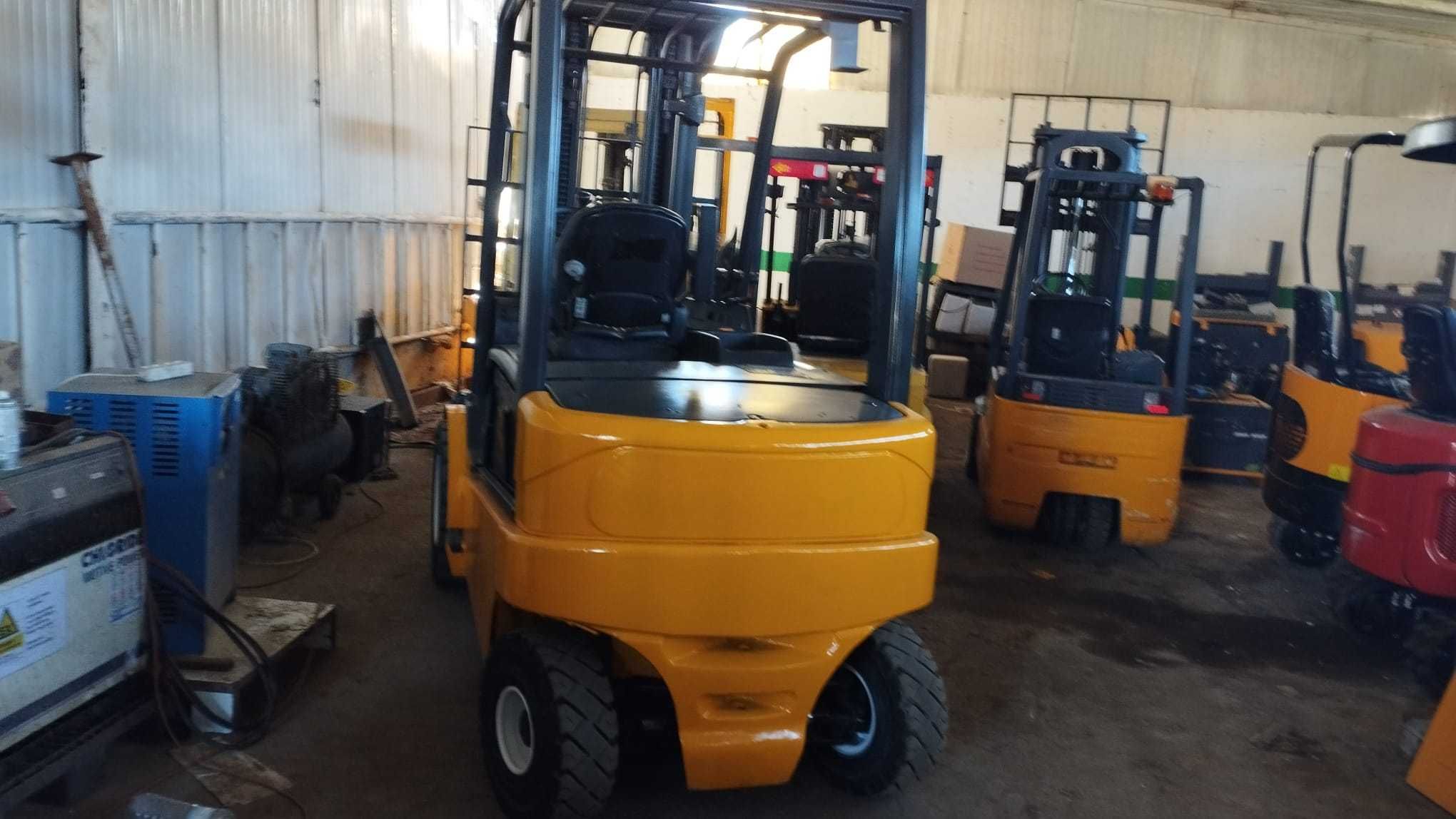Empilhador eléctrico Caterpillar EP40 4.000 Kg (2406) c/ posicionador