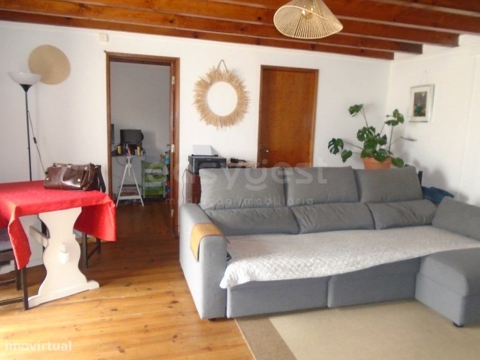 Moradia T2 com Logradouro e anexos em Carvalhal de Turquel