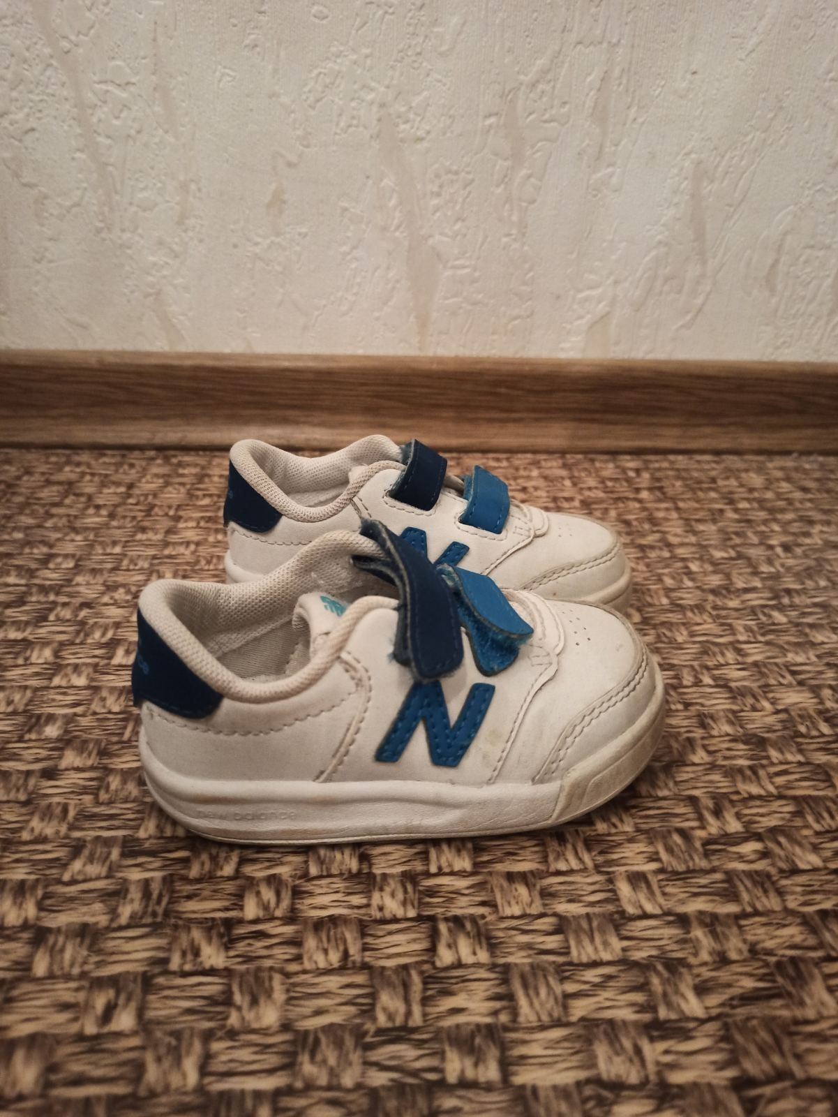 Дитячі білі кеди кросівки на липучках New Balance CT60 блакитні сині