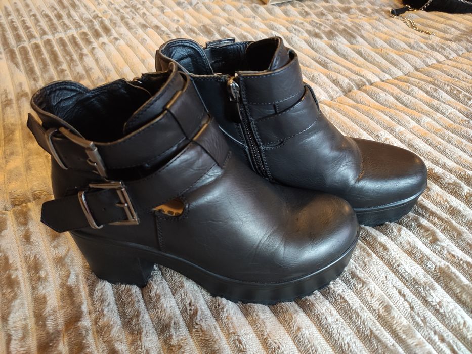 Botins pretos com salto