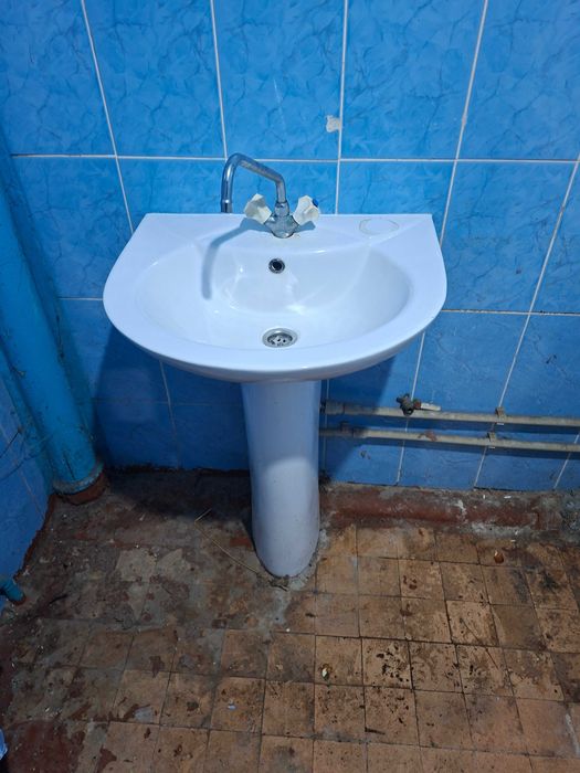 Продам умивальник з ніжкою