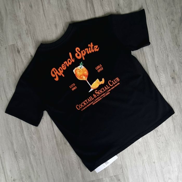 Стильна унісекс-оверсайз чорна футболка з принтом "Aperol Spritz"