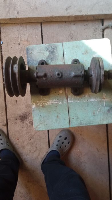 Вал з підшипниками в робочому стані.