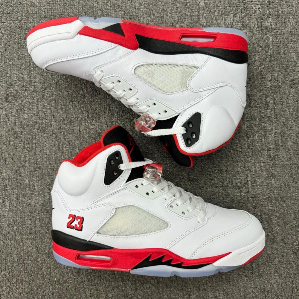 Air Jordan 5.