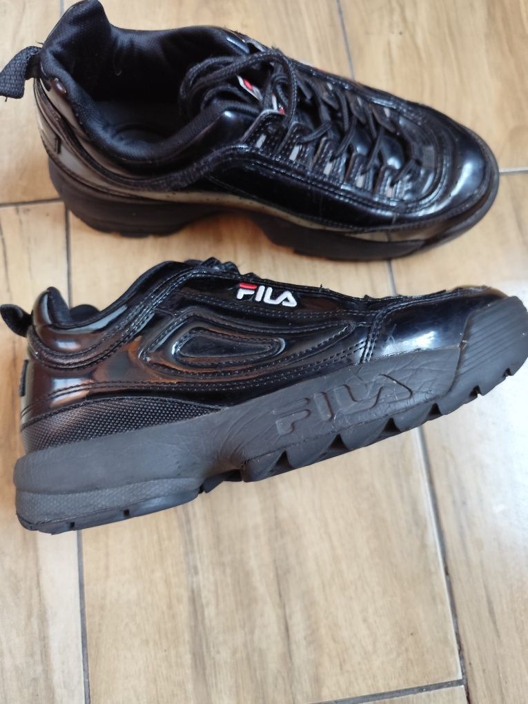 Sneakersy FILA Disruptor oryginalne czarne lakierowane do kostki dams
