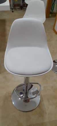 Cadeira de bancada rotativa branca