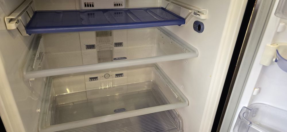Продам холодильник Whirlpool ARC4170IX нержавейка