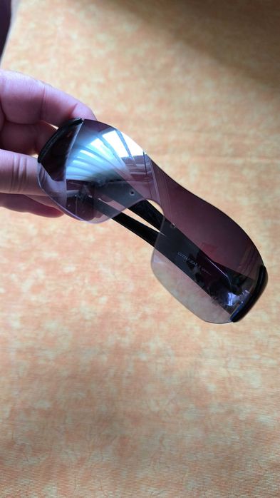 Óculos de sol futuristas