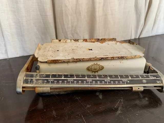 Balança antiga mecânica de prato, com escala até 10 kg.