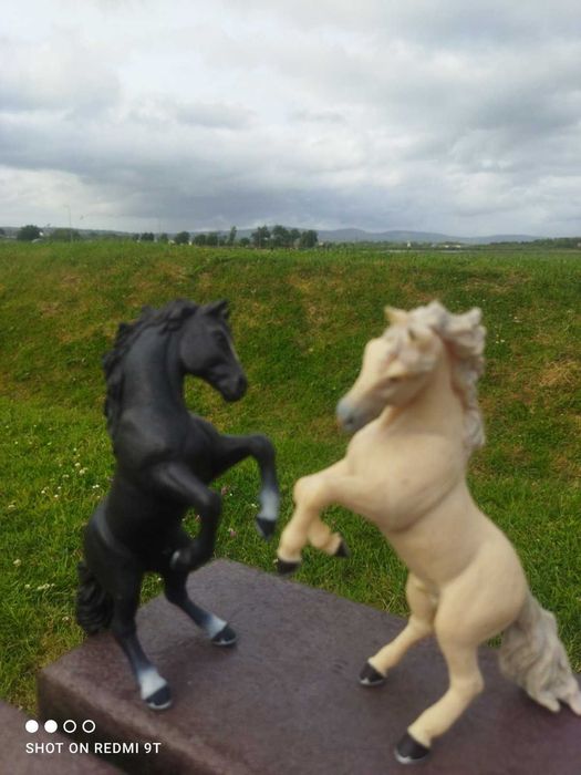 Лошади белая и черная Papo лот