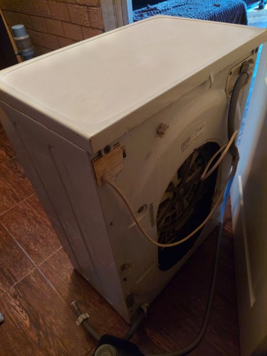 Продам стиральную машину на запчасти Indezid