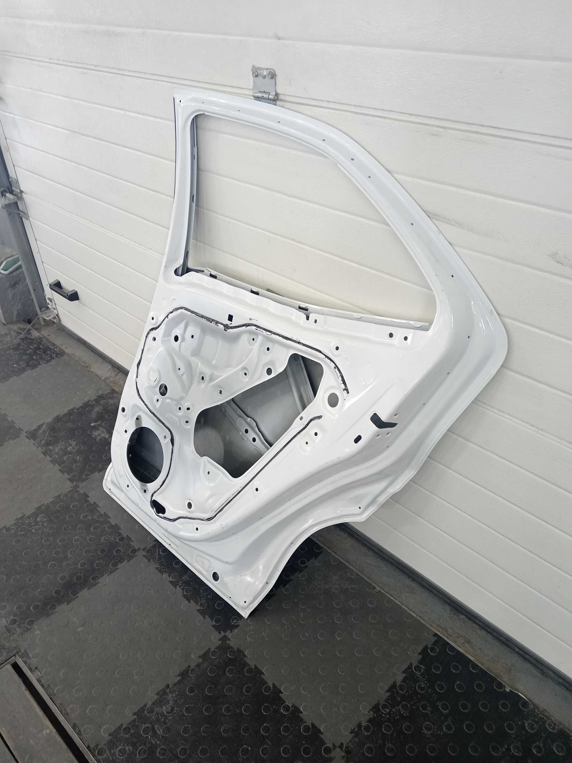 Двері задні права для Toyota Yaris Cross