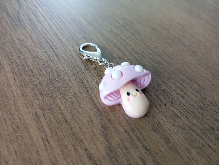 Brelok, zawieszka z fioletowym grzybkiem