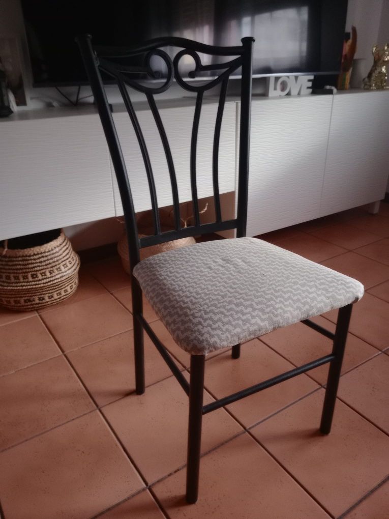 Vendo mesa de jantar e 4cadeiras