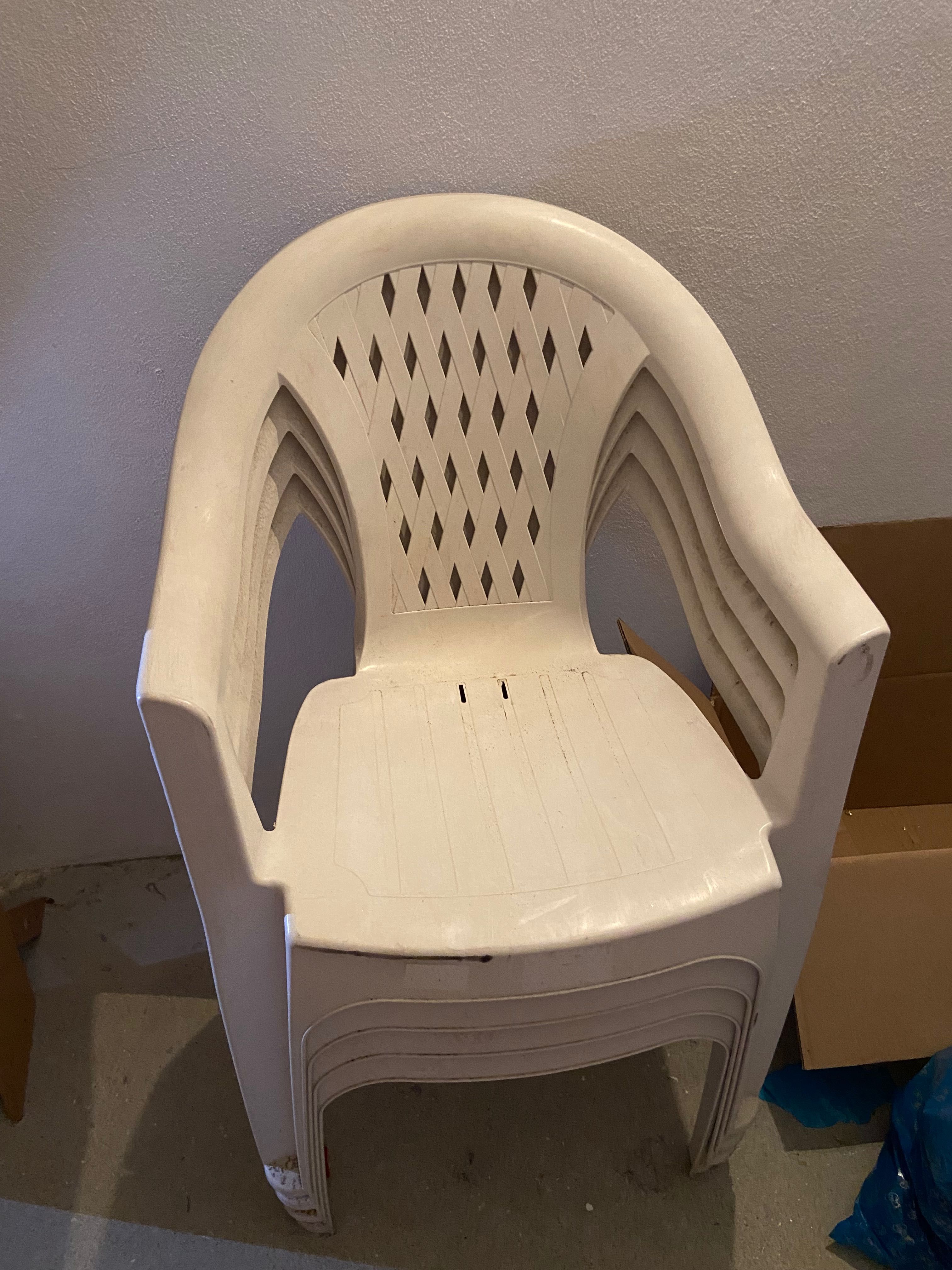 Quatro cadeiras brancas