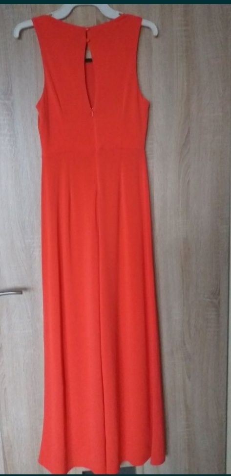 Elegancki kombinezon bez rękawów w pięknym kolorze