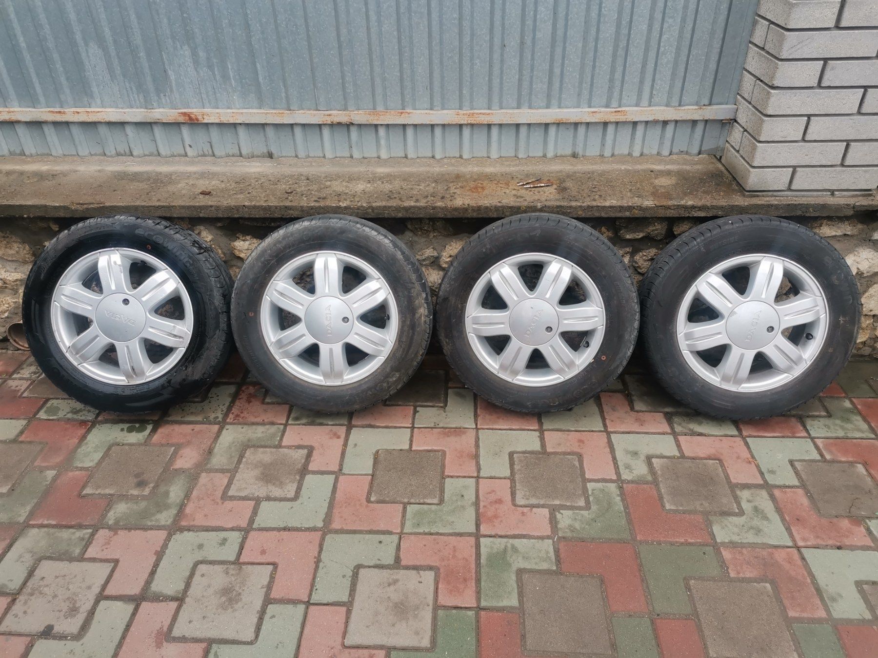 Продам автошини 185/65R15 з  титановими дисками до дачії