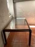 mesa de jantar, de madeira com tampo de vidro