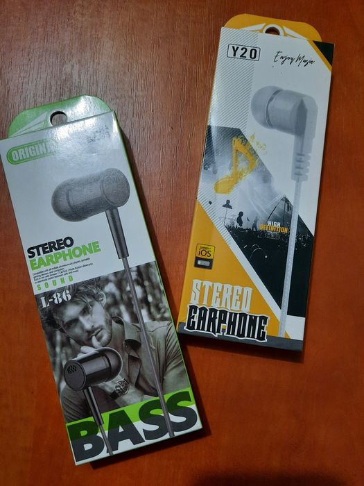 У продажі навушники до телефону, в чорному та білому кольорі.