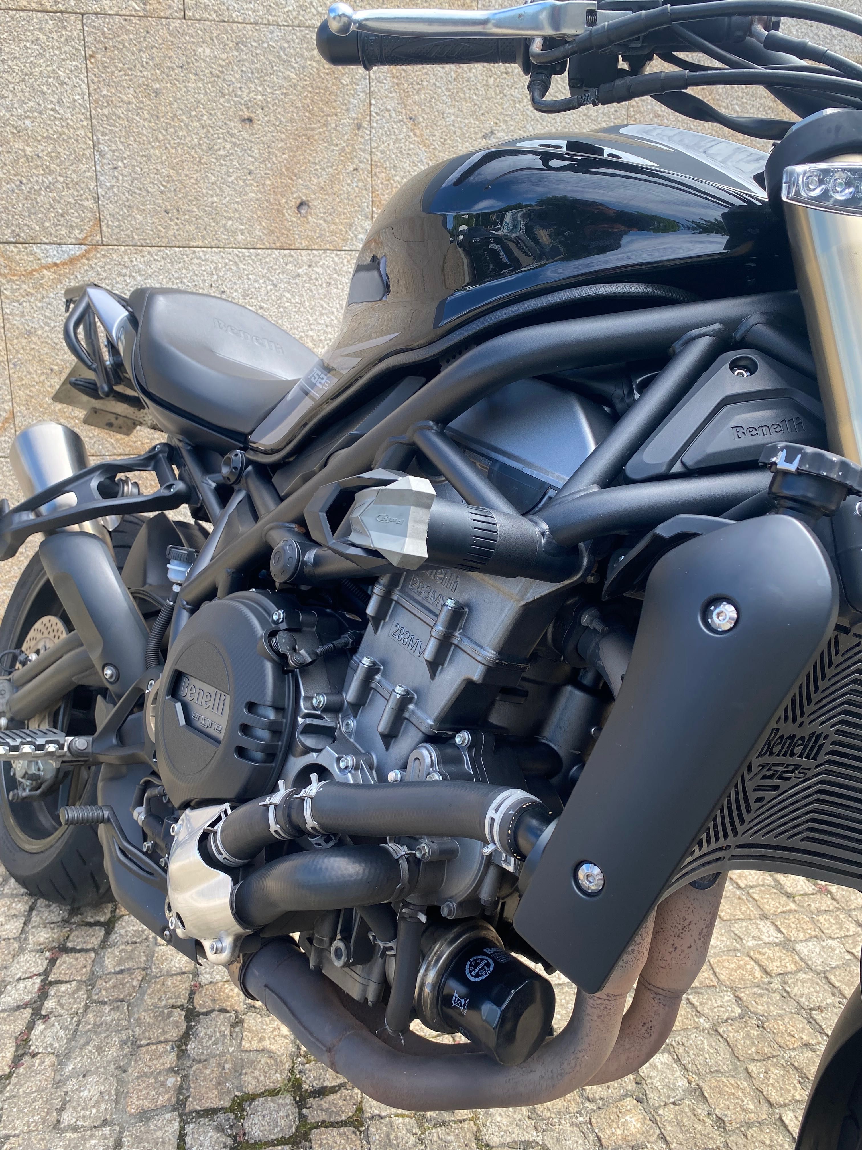 Benelli 752s naked