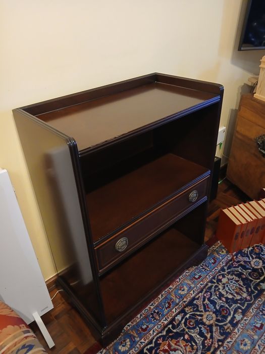 Cómoda Mogno com Duas Prateleiras e Gaveta