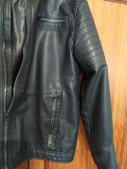 Casaco em pele com capuz