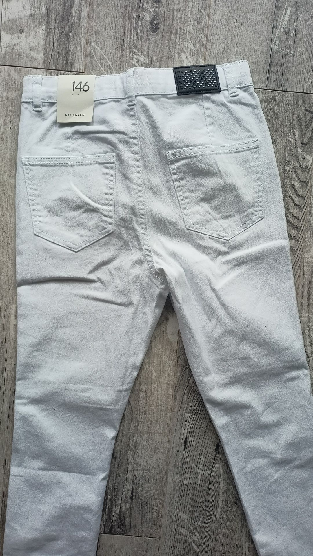 Białe spodnie jeansowe Reserved nowe r.146