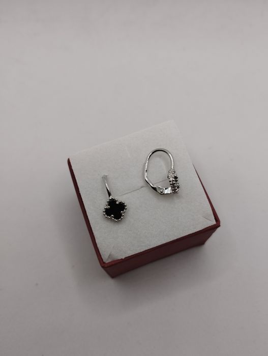 Srebrne kolczyki, koniczynki z czarnym kamieniem, próba 925