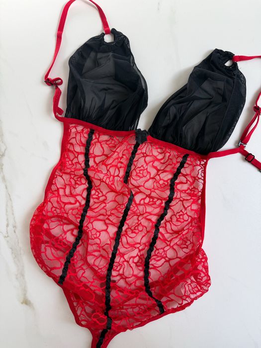 Czarno czerwone koronkowe body koronka Divina Anais