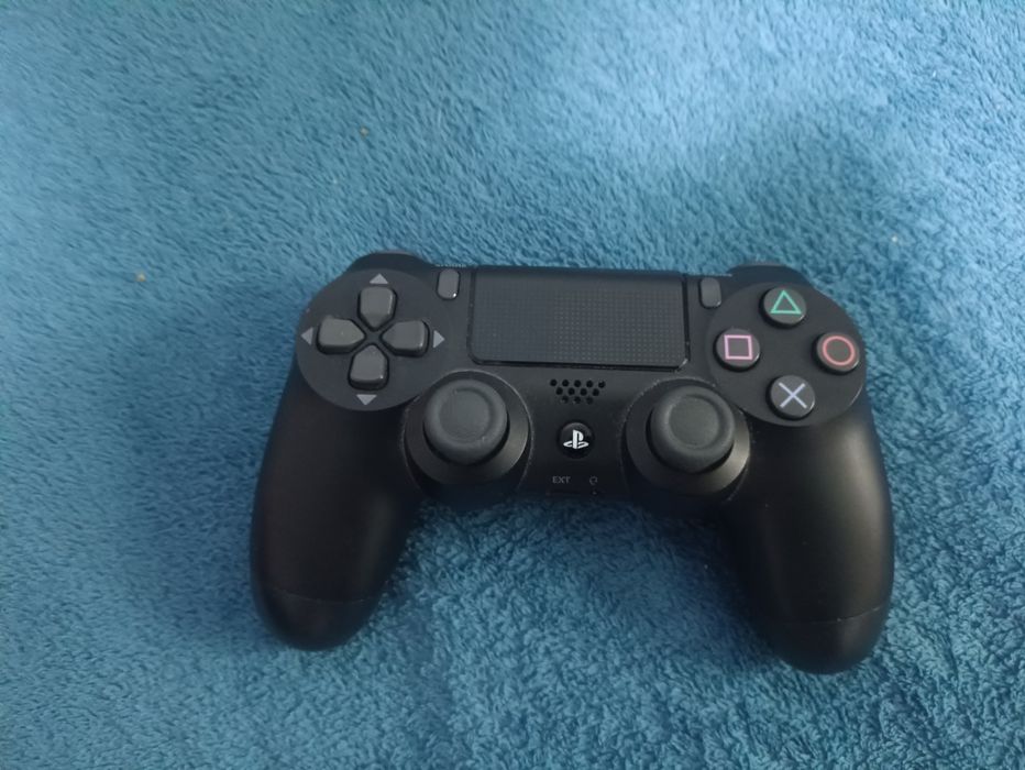 PlayStation 4 + 2 gry