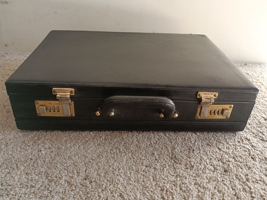 Mala executiva clássica em pele com cadeado, medidas 44/32/11cm bom es