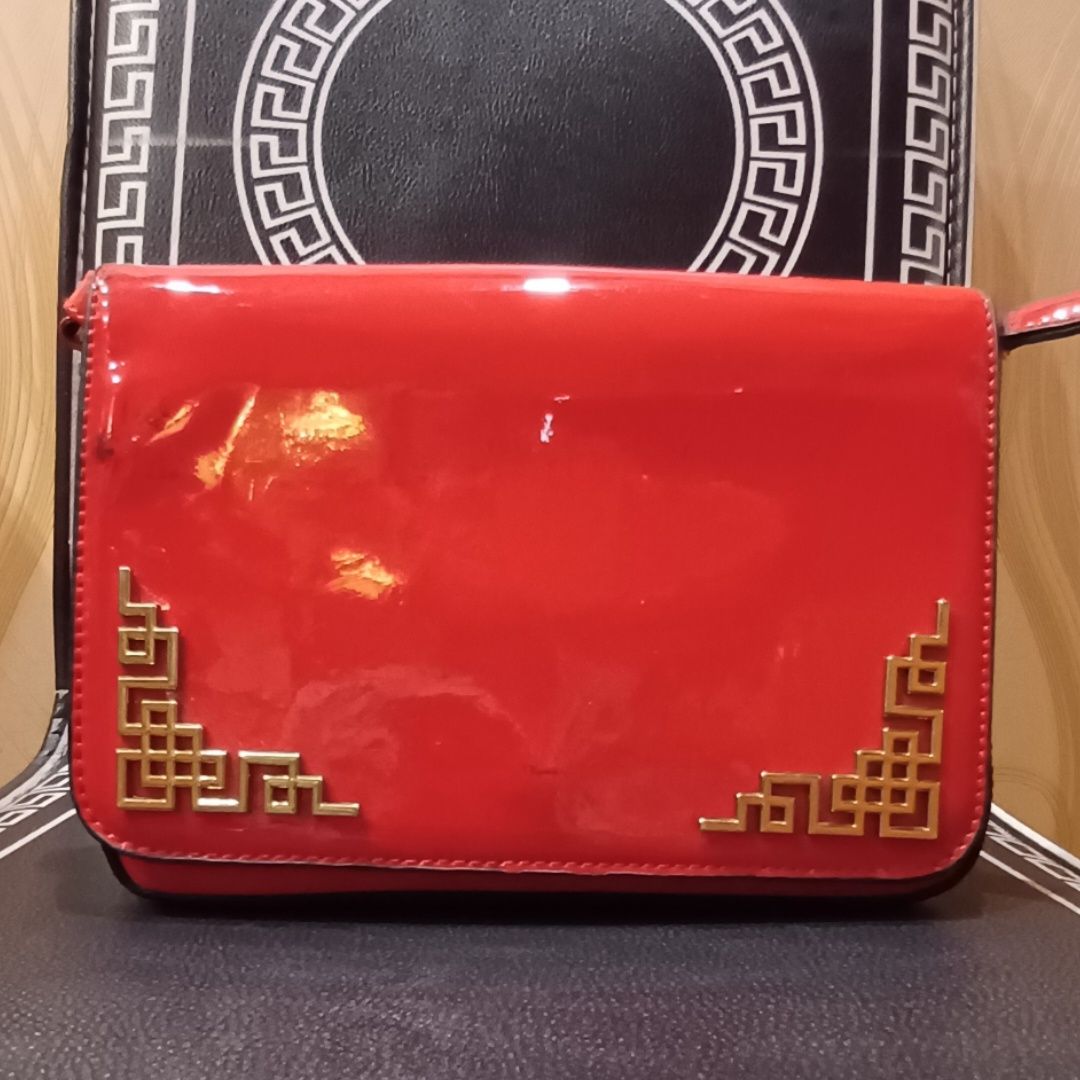 Класна червона сумочка