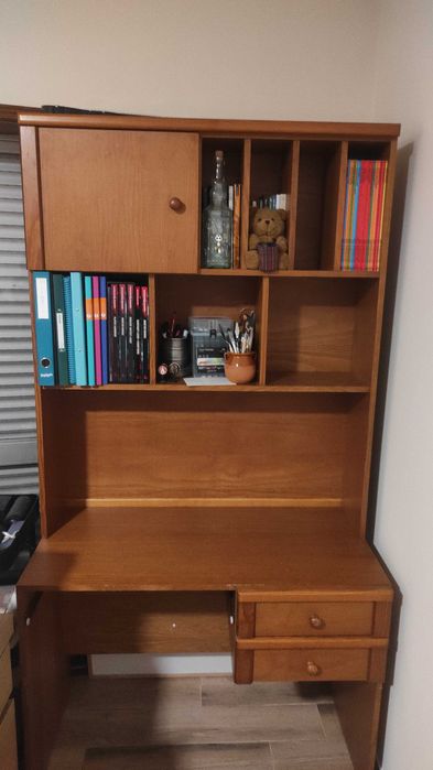 Secretária de madeira com estante
