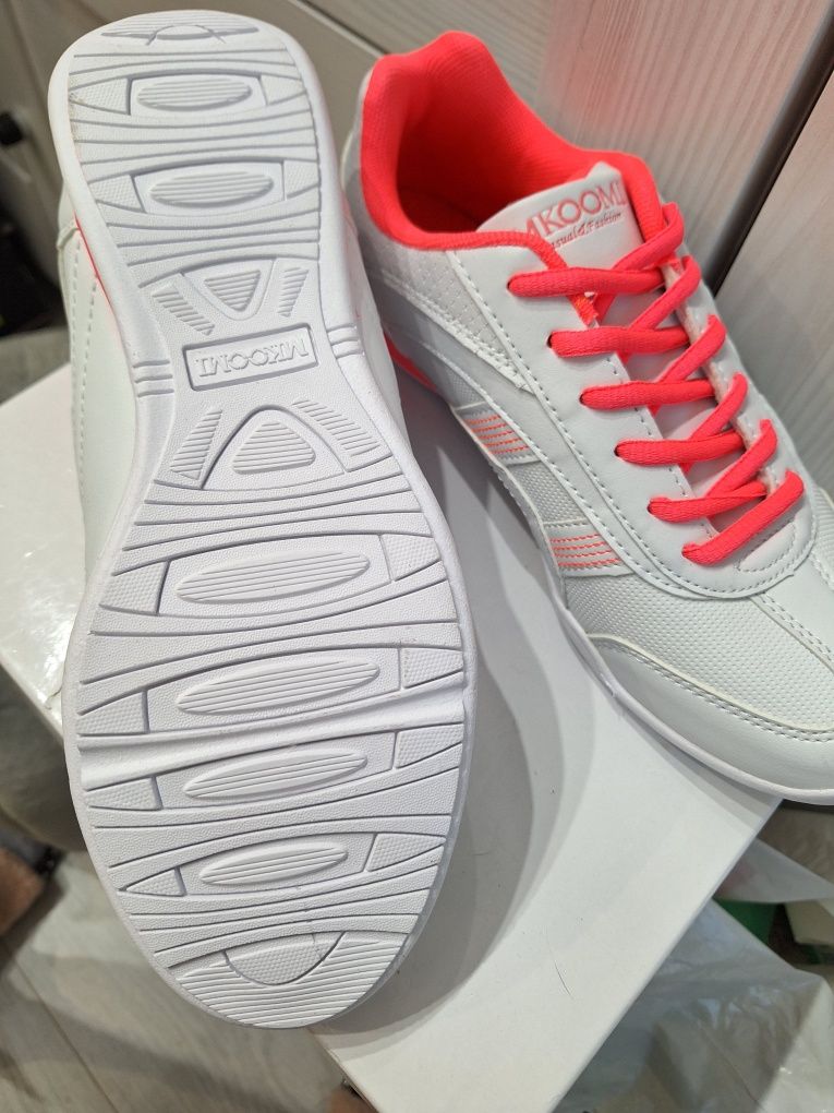 Nowe białe buty sportowe adidasy