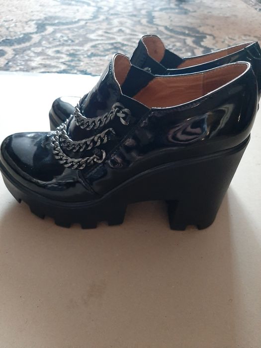 Лаковані черевички