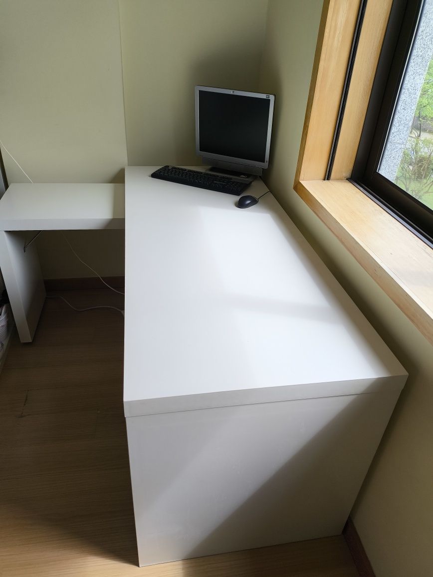 Secretária Branca com Painel Extraível 151x65cm