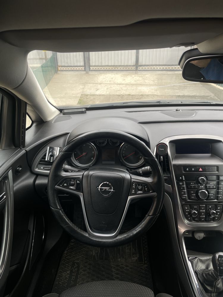 В продажу Opel Astra j