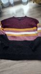 Sweter damski w pasy.