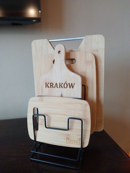 Metalowy stojak na deski do krojenia