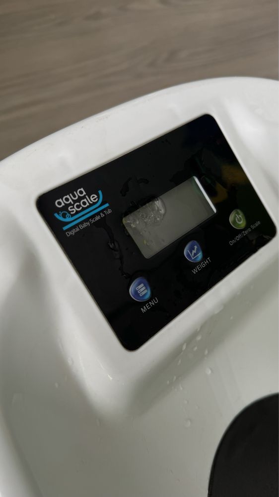 Ванночка Aqua Scale з металевою підставкою і пеленатор в подарунок