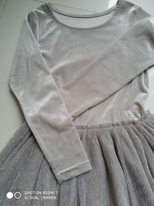 Sukienki dziewczęce 134 komplet 2 szt. stan idealny