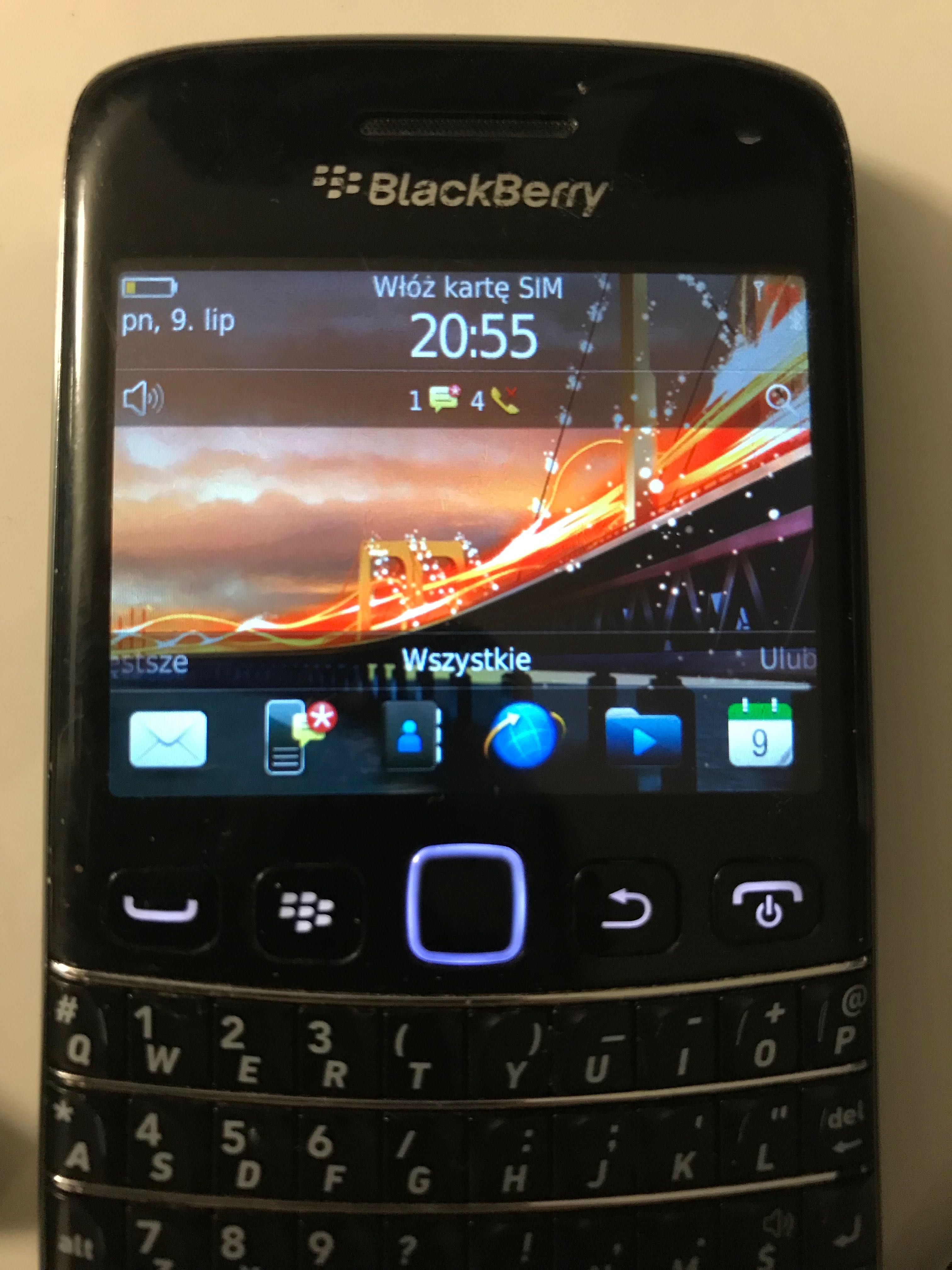 Telefon Black Berry z ładowarką