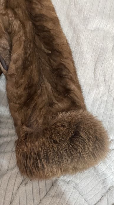Futro z norek z pieknie wykonczonymi rękawami rozszerzane